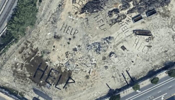 As marcações no chão formam as palavras “HELP”, “TRAFICO”, “TERRORISMO”, “LAPD” e outras. (Fonte: Google Maps/Reprodução)