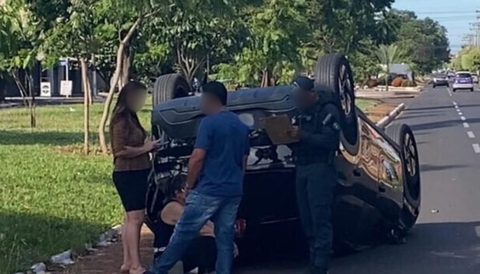 Foto: Carro capotou após colidir em veículo parado - Foto: 5° GBM