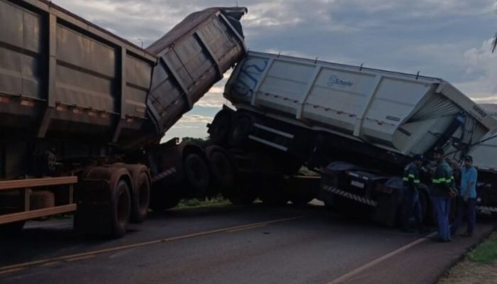 Foto: Caçambas interditaram a pista. (Foto: reprodução, Dourados News)