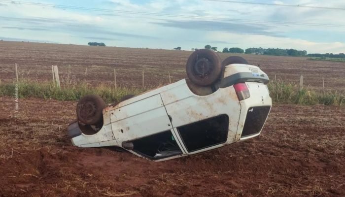 Foto: Carro encontrado capotado na MS-395. (Foto: Tiago Apolinário, Da Hora Bata