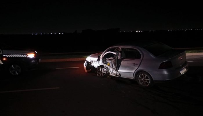 Lateral do carro ficou destruída. (Foto: leitor Midiamax)