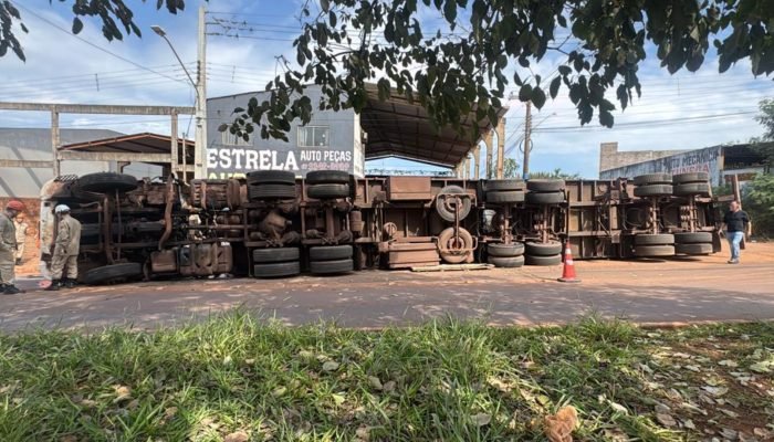 Carreta estava carregada com ureia. (Foto: Madu Livramento, Midiamax)