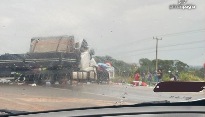 BR-163 interditada após acidente entre carreta e caminhão