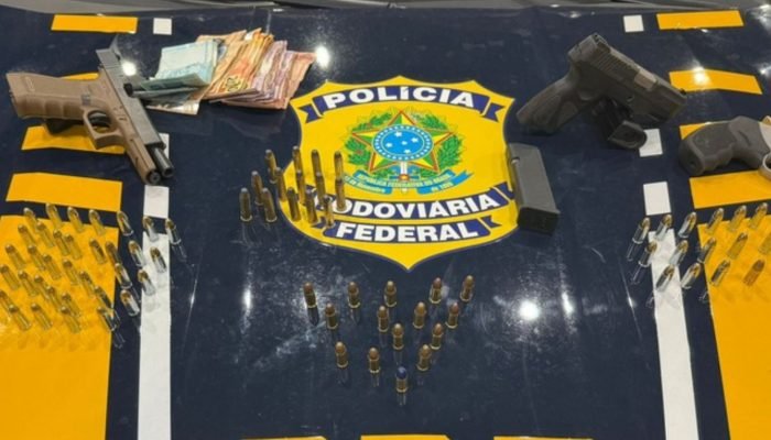 Armas apreendida com os suspeitos. (Reprodução, PRF) — Foto: Armas apreendida co
