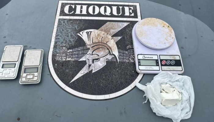 Cocaína e balança apreendida pelo Choque na casa de Simone. — Foto: Cocaína e ba