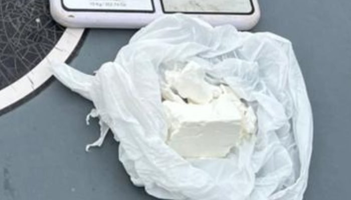 A cocaína está avaliada em R$ 1 mil. — Foto: A cocaína está avaliada em R$ 1 mil