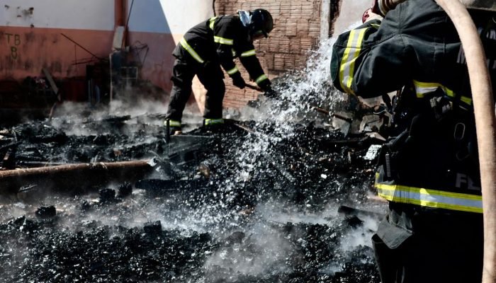 Bombeiros combatem incêndio — Foto: Bombeiros combatem incêndio (Pietra Dorneles