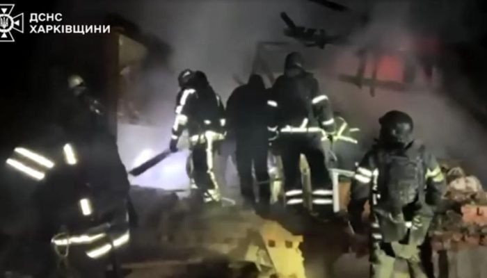 Bombeiros prestam socorro em local de ataque da Rússia em Kharkiv, Ucrânia — Fot