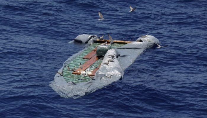 Bote inflável em zona de busca e salvamento no Mediterrâneo central, ao largo da