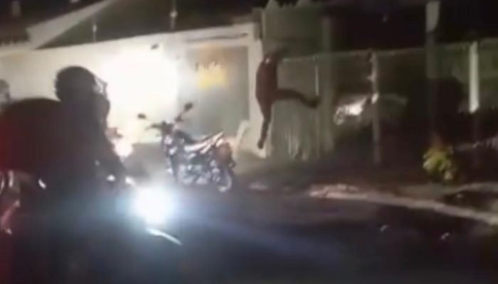 Grupo chutou e derrubou portão de moradores. — Foto: Grupo chutou e derrubou por