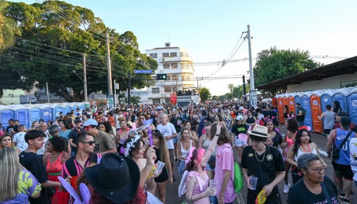 Ambulantes na Esplanada Ferroviária durante o Carnaval de Campo Grande. — Foto: