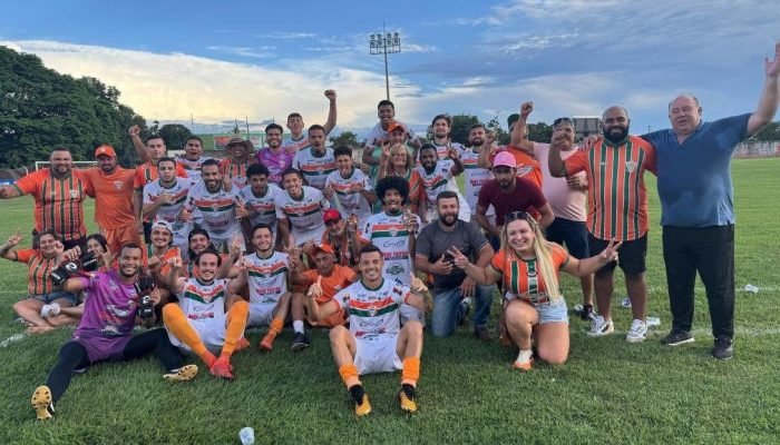 Jogadores do Naviraiense comemoram com alguns torcedores a permanência na primeira divisão após a vitória (Foto: Assessoria/CE Naviraiense)