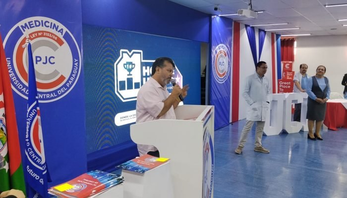 Cerimônia do Jaleco na UCP de Pedro Juan Caballero — Foto: CEO da UCP, Carlos Be