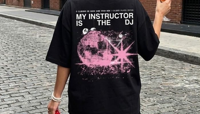 Mulher de costas usando camiseta preta com estampa gráfica rosa.