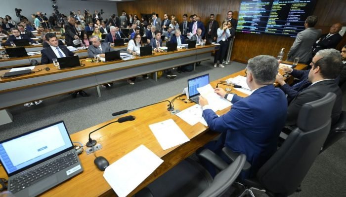 Foto: Senadores e deputados durante reunião da CPMI do INSS; colegiado foi insta