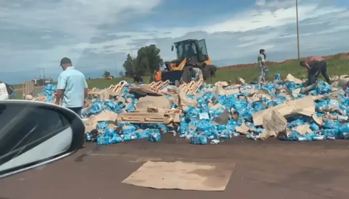 Populares levaram alguns fardos da bebida (Foto: reprodução, redes sociais)