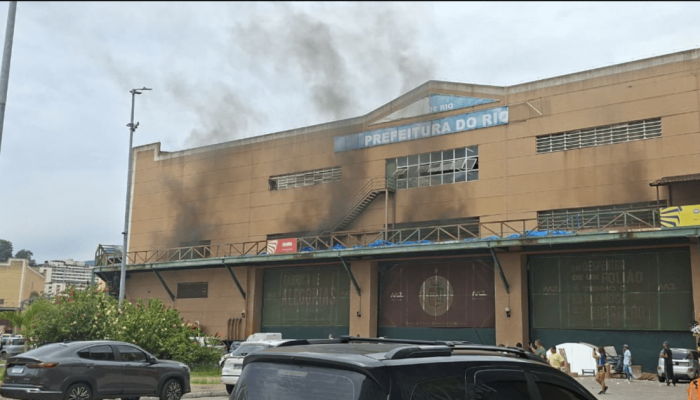 Princípio de incêndio foi controlado por brigada do Barracão do Samba — Foto: Pr