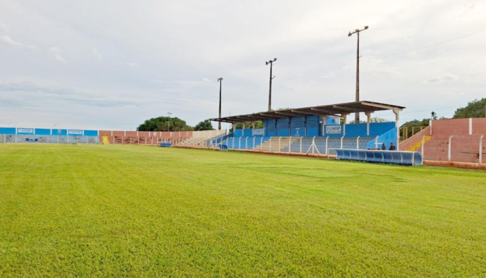 O gramado do estádio foi recuperado e as arquibancadas recebem nova pintura — Fo