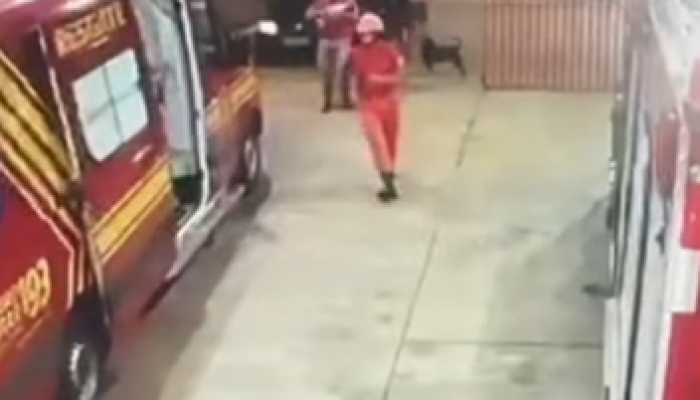 Bombeiros realizando o salvamento de recém-nascida. (Corpo de Bombeiros/Reprodução)