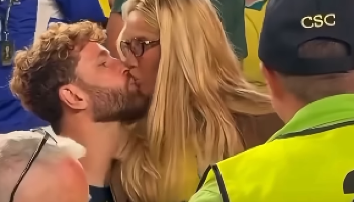 Karoline Lima e Léo Pereira se beijam após jogo do Brasil. — Foto: Karoline Lima