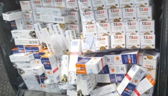 Mulher presa com 130 caixas de canetas emagrecedoras ilegais — Foto: Foto: PRF