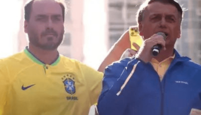 Foto: Carlos e Jair Bolsonaro em foto publicada pelo ex-vereador | Reprodução