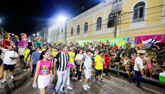Escolas de samba em ação no Carnaval de Corumbá, uma das maiores celebrações do