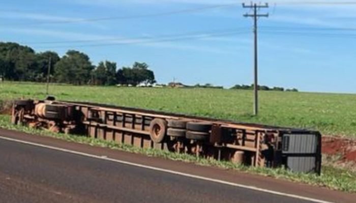 Carreta tomba na BR-060 entre Campo Grande e Sidrolândia