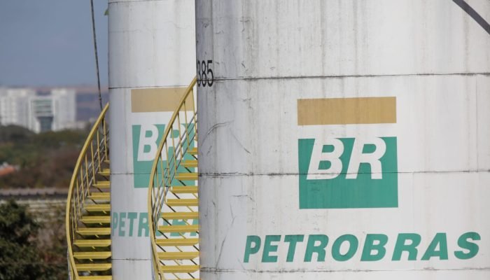 Foto: 1 de 1 tanque no centro de Distribuição da Petrobras prejuízo - Metrópol