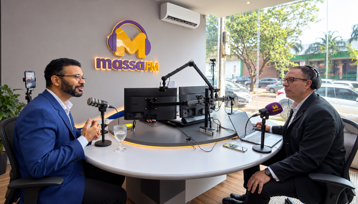 Dois homens em um estúdio da rádio Massa FM.