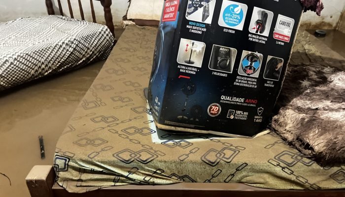 Ribeirinhos enfrentam água até a janela após inundação do Rio Taquari em Coxim —