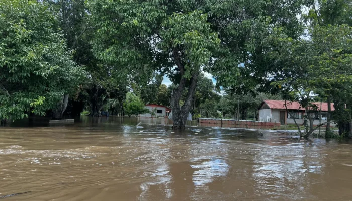 O rio Taquari na madrugada de sábado após atingir cota de emergência — Foto: Fot