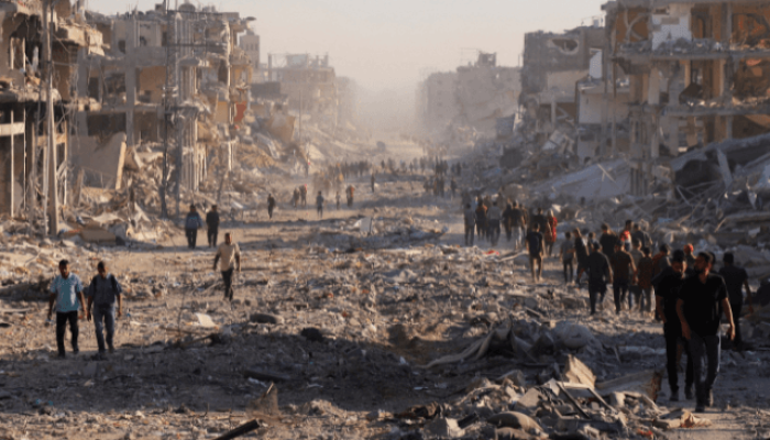 Foto: Palestinos caminham em meio a escombros na Cidade de Gaza | 31/10/2025/Ebr