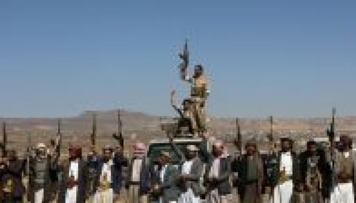 Combatentes-houthis-e-apoiadores-seguram-suas-armas-durante-protesto-contra-recentes-ataques-liderados-pelos-EUA-e1773373634173