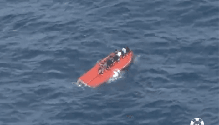 Foto: Migrantes que tentavam atravessar da África para a Europa se agarram a bar