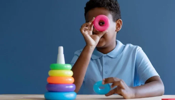 Crianca-neurodivergente_Foto-Freepik