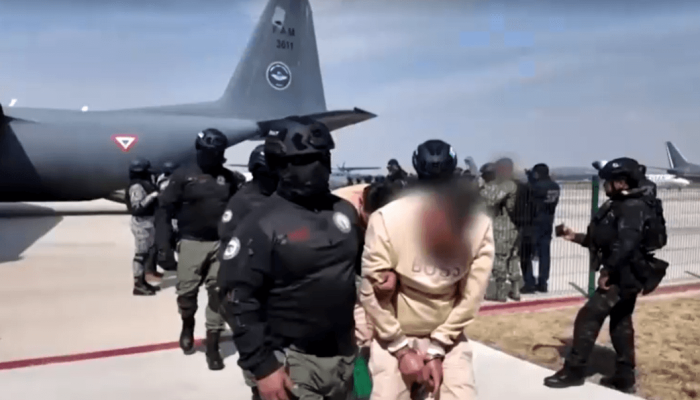 Foto: Criminosos são transferidos do México para prisão nos EUA | Reprodução/Reu