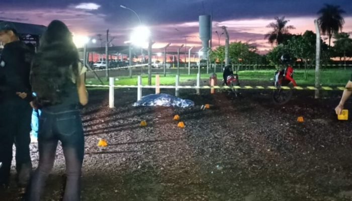 Foto: Equipes policiais e peritos realizando os levantamentos no local. (Reprodu