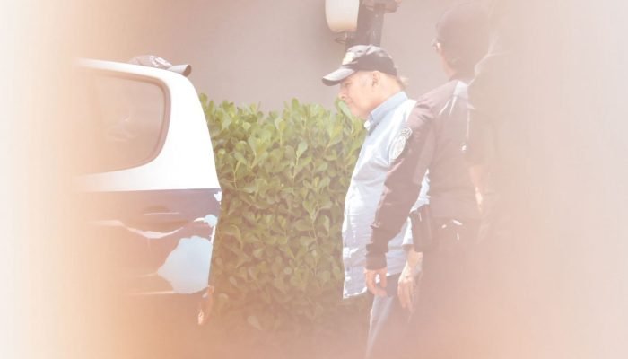 Alcides Bernal saindo da audiência de custódia. — Foto: Alcides Bernal saindo da