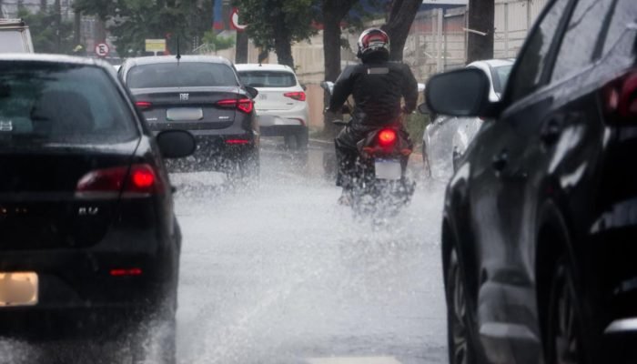 Foto: Motociclista decidiu parar por volta de meia-noite para fazer uma ligação