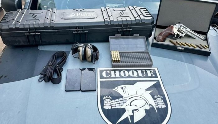 Arma e munições apreendidas. — Foto: Arma e munições apreendidas. (Reprodução, B