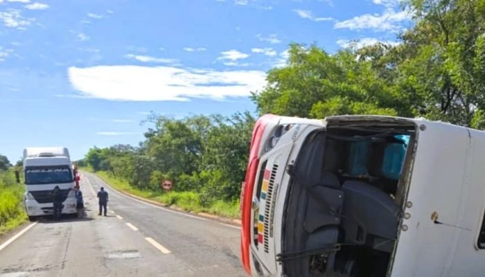 Foto: Ônibus tombou na pista na manhã de quinta-feira. (Reprodução, RCN 67)