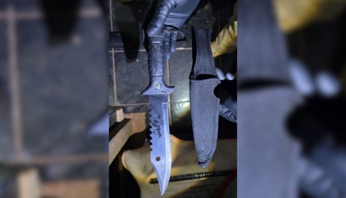 Faca usada para ferir a vítima sobrevivente. — Foto: Faca usada para ferir a vít