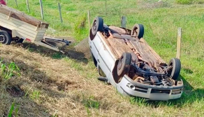 Com o capotamento, o veículo foi parar às margens da rodovia. — Foto: Com o capo