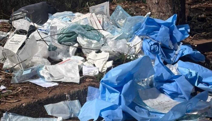 Itens foram encontrados em calçada na Rua Pernambuco — Foto: Itens foram encontr