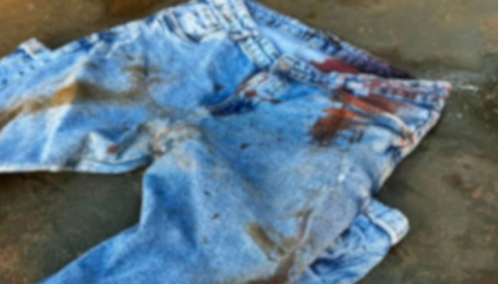 Calça da vítima com manchas de sangue. — Foto: Calça da vítima com manchas de sa