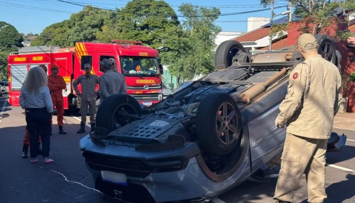 Corpo de Bombeiros realizando os trabalhos no local. — Foto: Corpo de Bombeiros