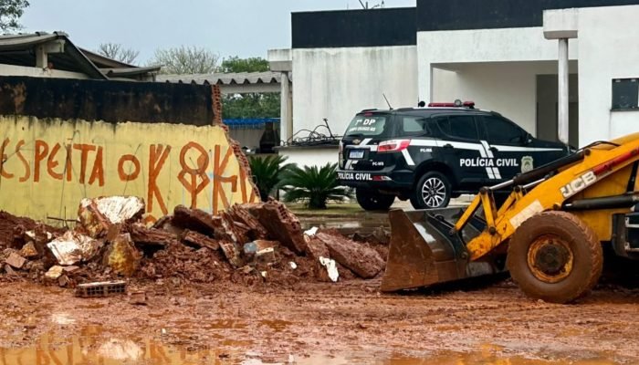 Muro da 7ªDP (Delegacia de Polícia) caiu na sexta-feira. — Foto: Muro da 7ªDP (D