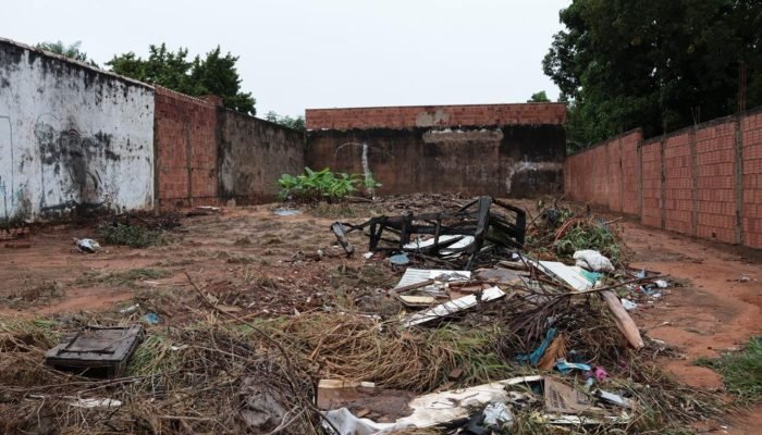 Terreno baldio onde o corpo foi encontrado. (Foto: Pietra Dorneles, Jornal Midia