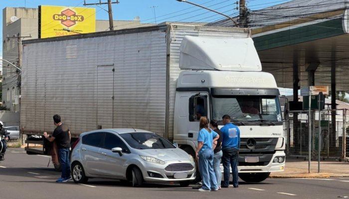 Carro atingiu a lateral do caminhão. — Foto: Carro atingiu a lateral do caminhão